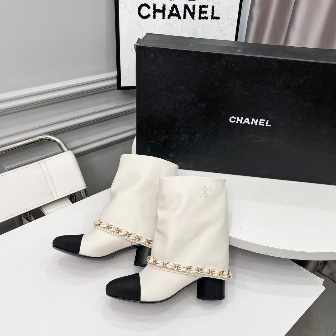 👟👟Ex-factory price 980👟👟 High version of Chanel CHANEL, 🌞🌞🌞Xiaoxiang’s latest boots for autumn and winter 2025, a must-have item for this autumn and winter! ! Ms. Chanel loves simple yet irresistible combinations to show her unique style. Mix and match freely to shine⚡Follow Grandma’s fashion steps! ! ! The top-notch craftsmanship and texture are perfectly presented. No matter any details, you can compare them with the counters. The best quality products can be entered and exited from the counters at will! ! ❶Material: imported cowhide ❷Inner lining: cowhide lining ❸Feet: cowhide lining ❹Outsole: original Italian leather outsole ❺Heel height: 5.5cm ❻Boot shaft height: 8 inches ❼Number: 35-40 (40 and 41 are customized and cannot be returned)